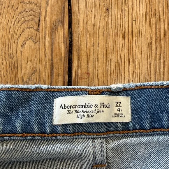 Abercrombie & Fitch Light Wash Raw Hem The '90s Relaxed Jean High Rise Size 4 - Picture 5 of 7